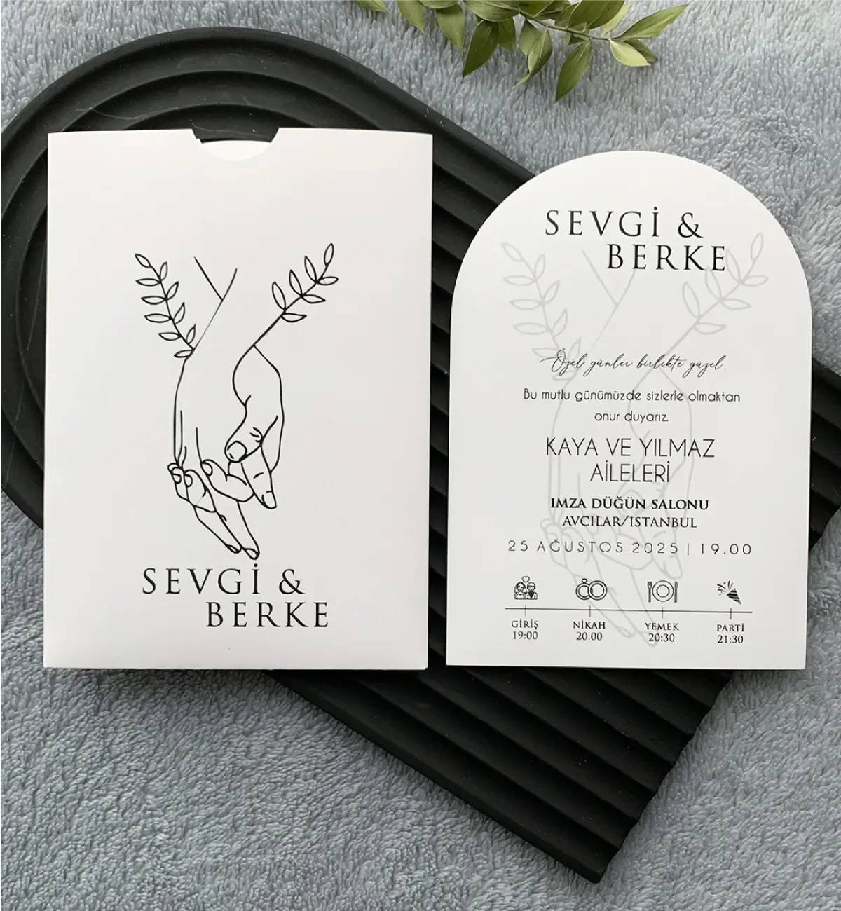 Kemerli El Ele Çizimli Yapraklı Davetiye Modeli