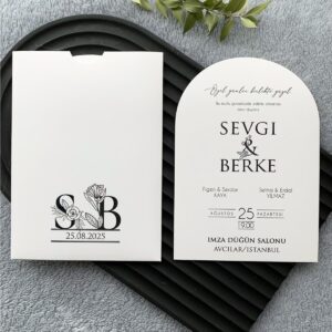 Zarif Çiçekli Monogram Oval Davetiye Modeli
