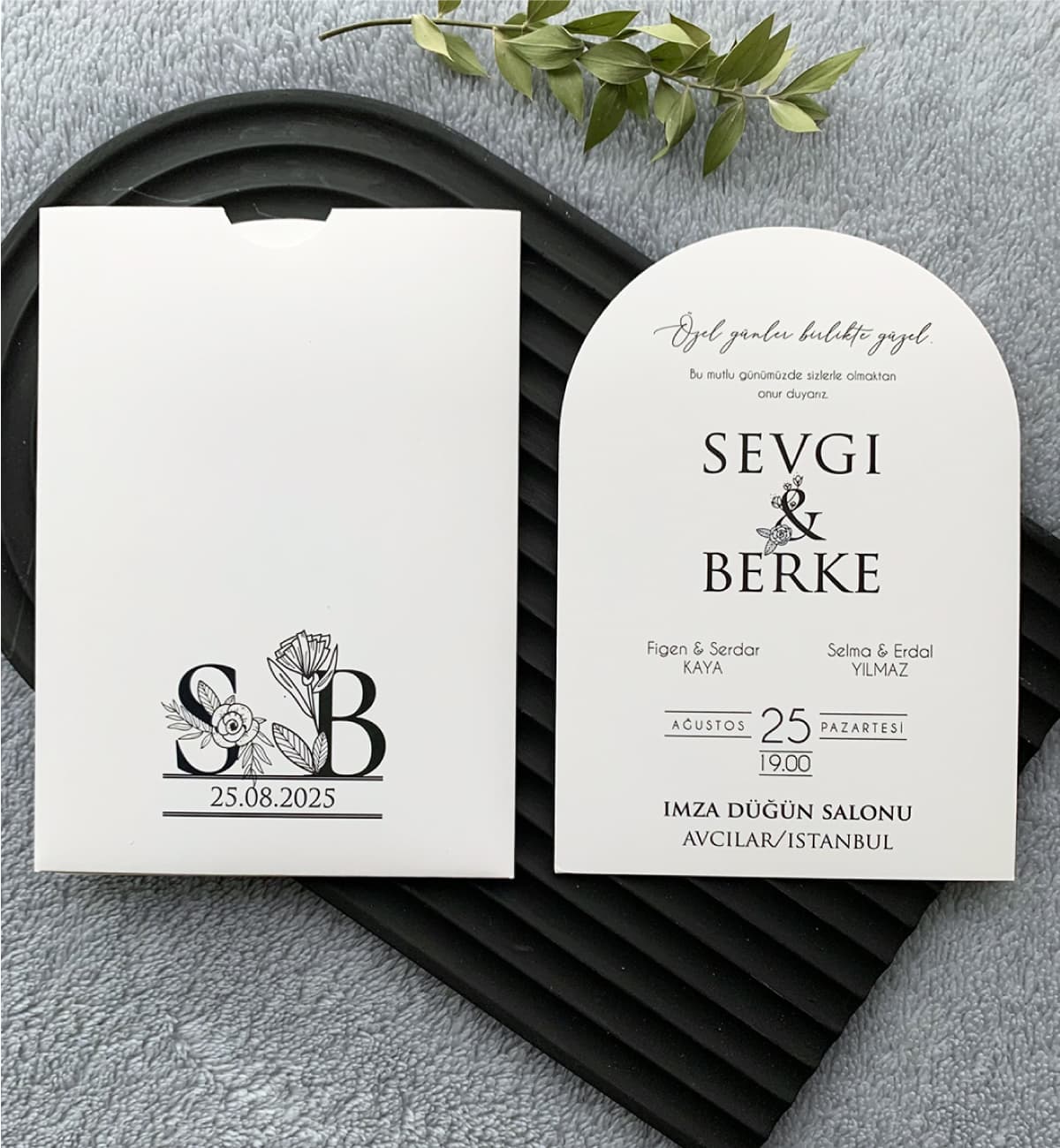 Zarif Çiçekli Monogram Oval Davetiye Modeli