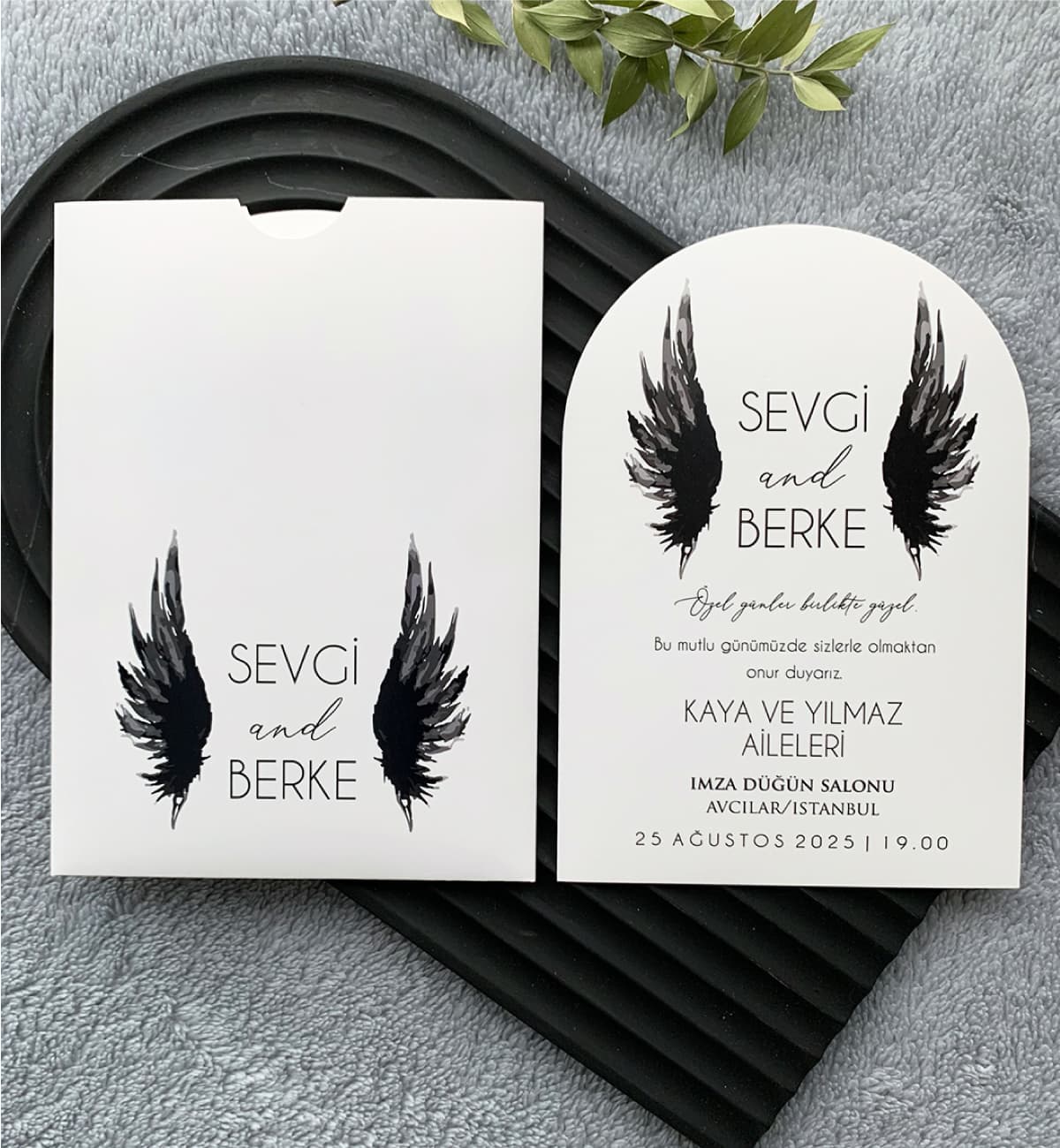 Siyah Kanat Figürlü Oval Davetiye Modeli