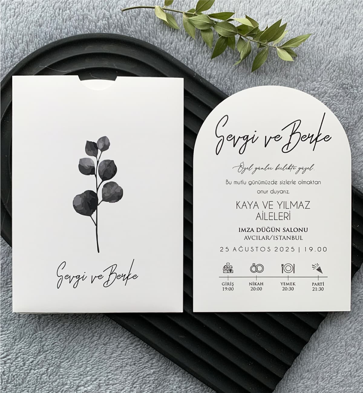 Siyah Yaprak Çizimli Oval Davetiye Modeli