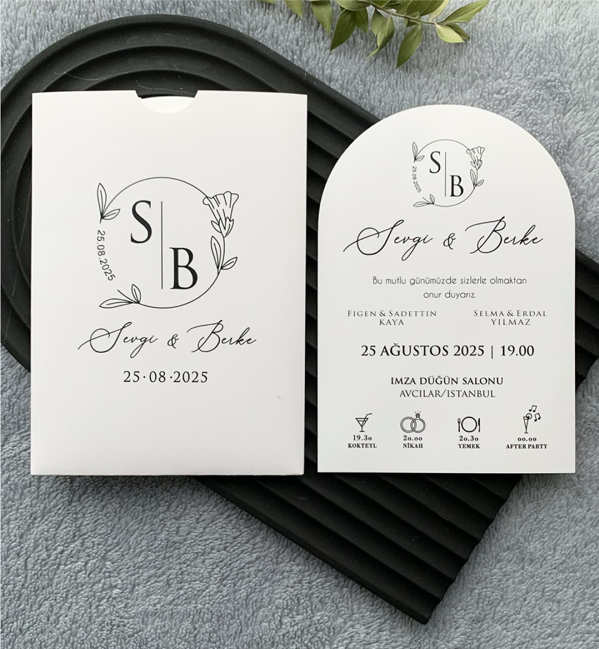Zarif Çiçekli Monogram Oval Davetiye Modeli