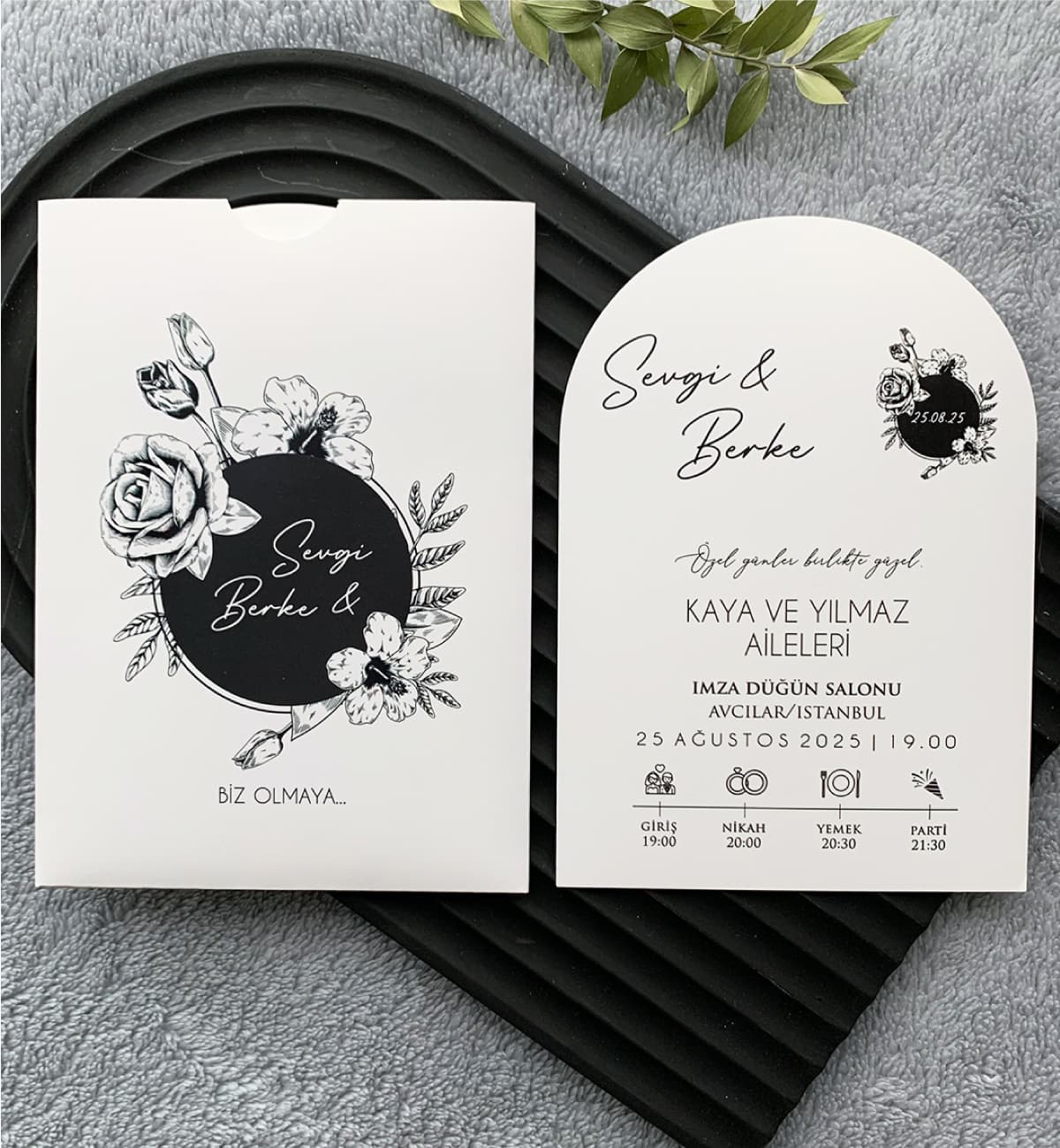 Siyah Beyaz Çiçekli Oval Davetiye Modeli