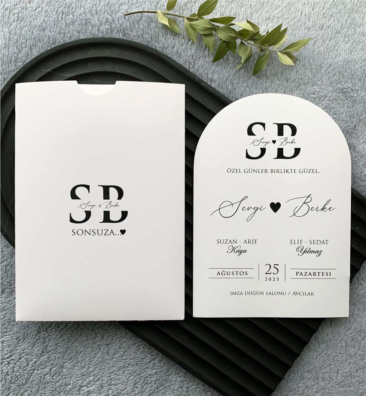 İç İçe Harfli Monogram Oval Davetiye Modeli