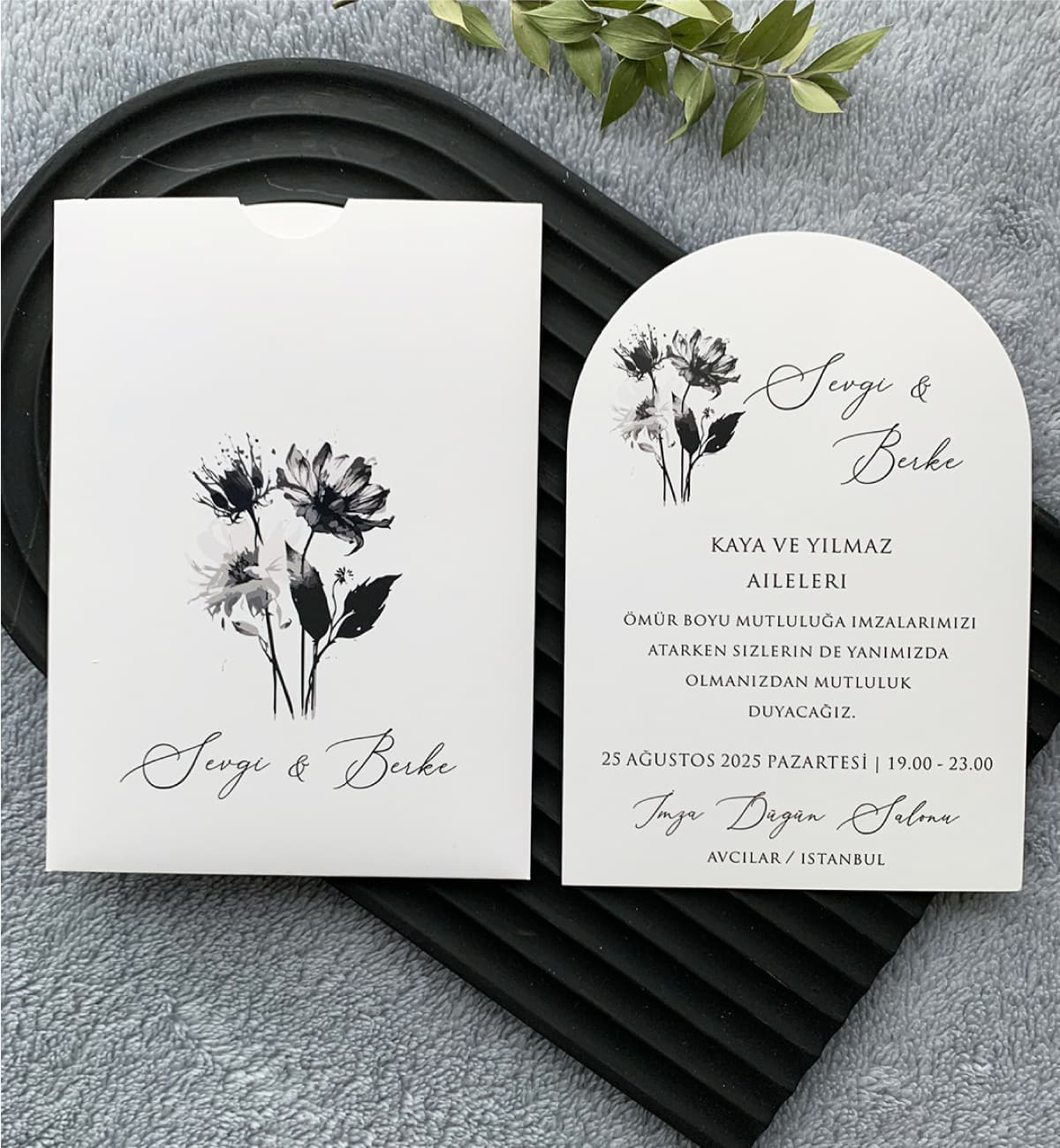 Romantik Siyah Beyaz Çiçekli Oval Davetiye Modeli
